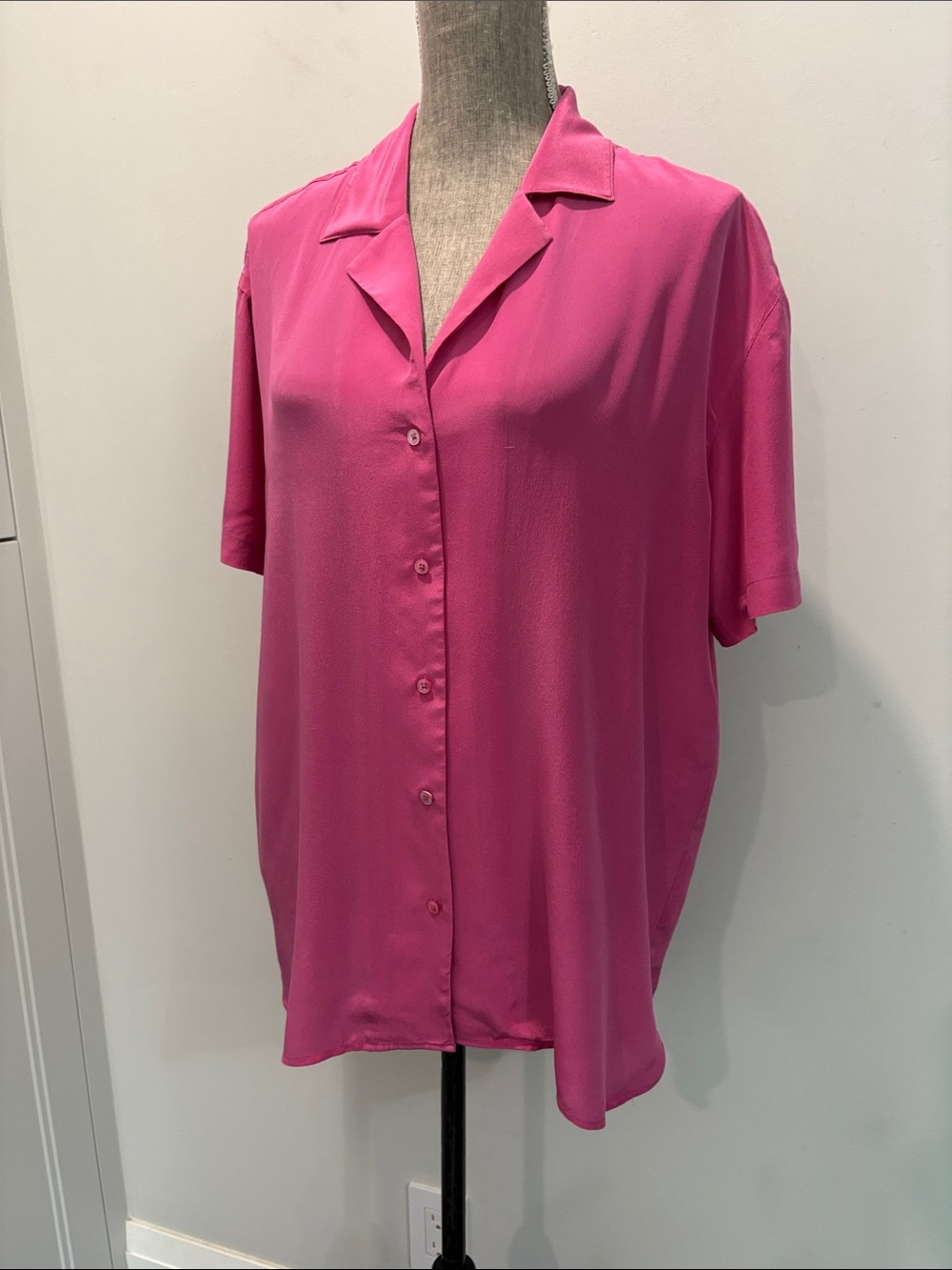Aritzia Babaton Hot Pink Silk Button-Down Blouse Short Sleeve Medium - Picture 2 of 13